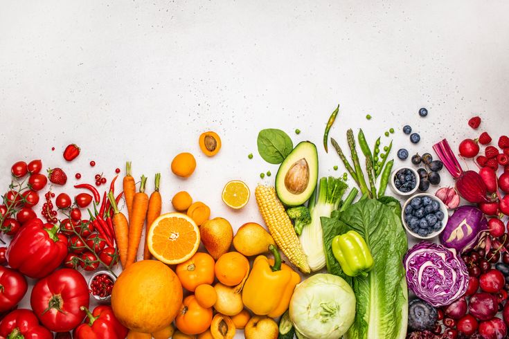 Los colores de frutas y verduras no solo hacen que los platos se vean más atractivos, también indican diferentes nutrientes y beneficios para el organismo. Descubre por qué comer un plato colorido puede ayudar a tu bienestar.